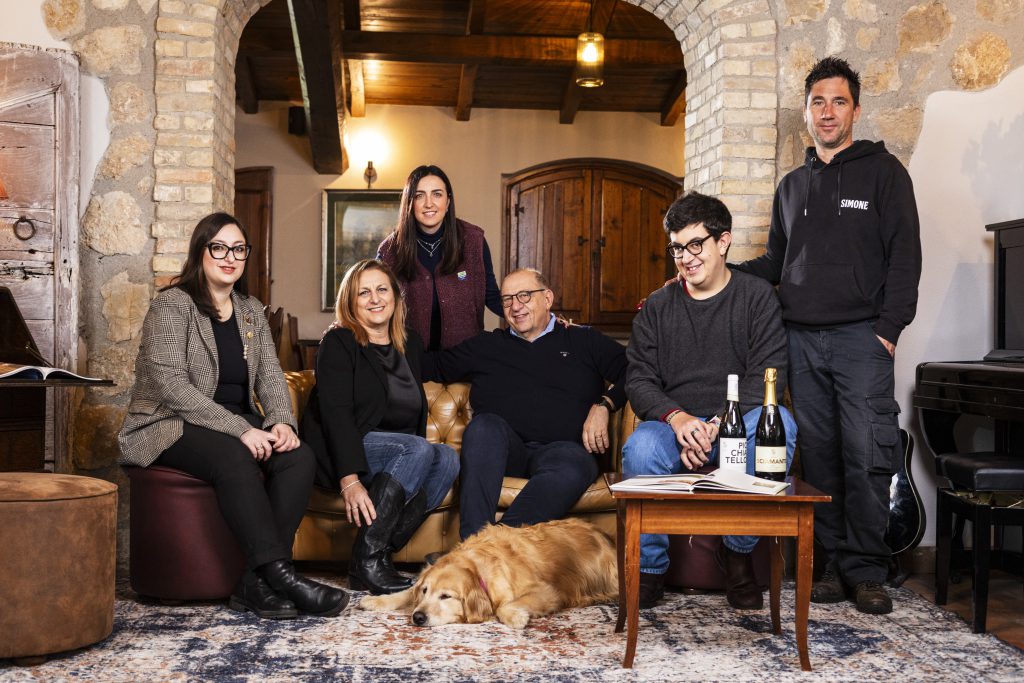 Gruppo famiglia e squadra in sala.