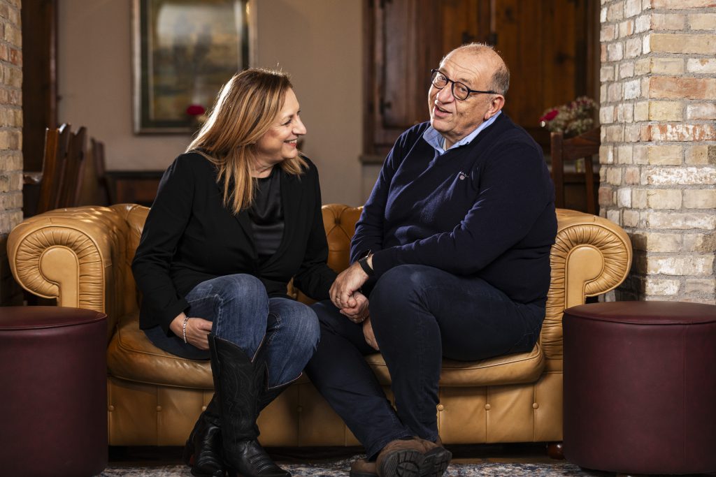 Stefano e Gabriella con due calici.