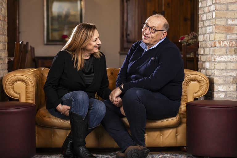 Stefano e Gabriella con due calici.