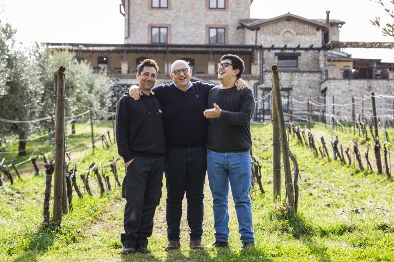Gruppo in vigna davanti al Casale.