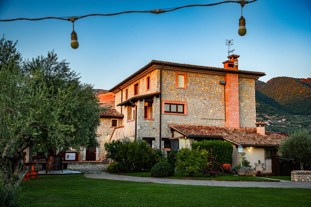 Il casale in pietra di Casale Verde Luna, sulla collina di Piglio.