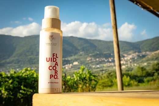Fluido corpo Vinea Lux con vista sulle colline.