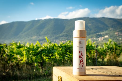 Fluido mani Vinea Lux tra le vigne.